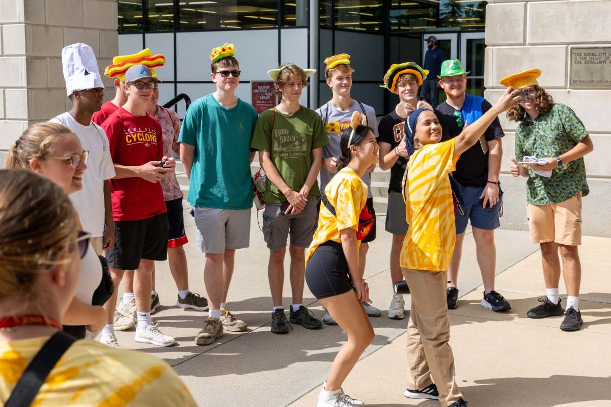 A group of students take a picture in front of Parks Library